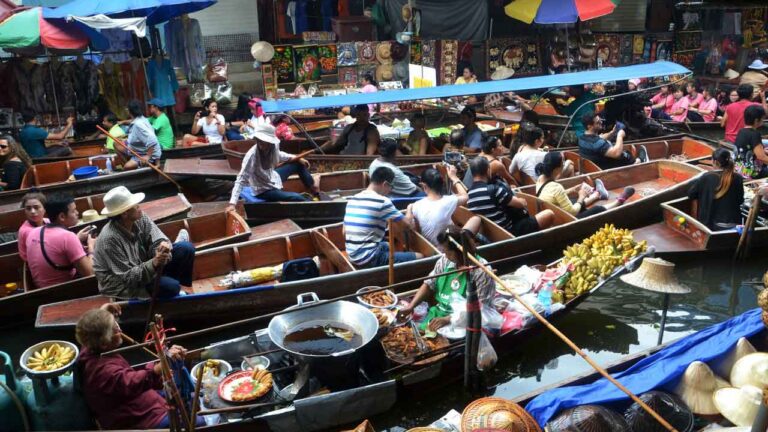 Have you seen this crowded Market in the Boats?