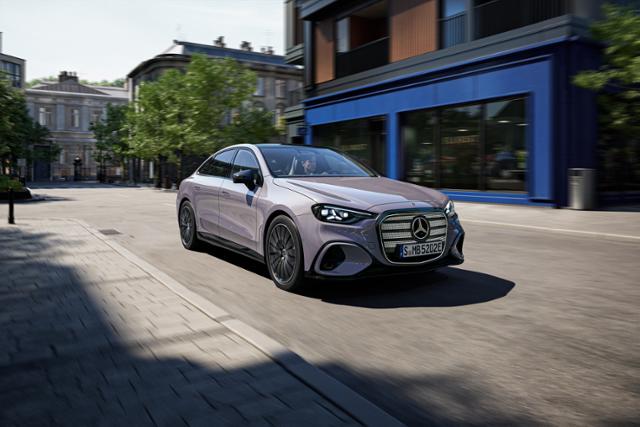 벤츠, 서울서 첫 전기 C-클래스 세계 최초 공개…한국 시장 공략 강화